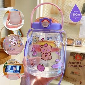 Bouteille d'eau grande capacité pour enfants, style Ins, design attrayant, en plastique, résistante à la chaleur, avec paille, gourde portable à grande capacité - Product Image 4