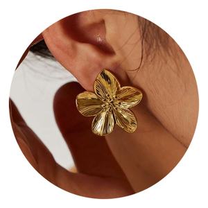 Boucles d'oreilles clous en acier inoxydable plaqué or 18 carats, étanches, motif fleurs, pour femmes, vente en gros de bijoux fantaisie, cadeau tendance - Product Image 2