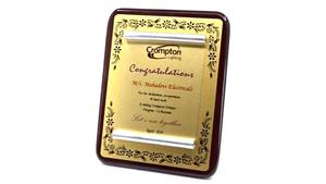 Placa de Metal Dorada Elegante con Grabado, Diseño Portátil para Premios Empresariales y Regalos Promocionales, Venta al Por Mayor - Product Image 4