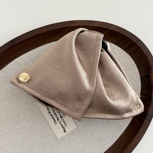 Pince à cheveux triangulaire en satin pour femme, pince à cheveux en tissu uni de couleur unie, accessoire pour cheveux - Product Image 3