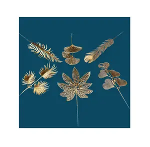 卸売人工ゴールデンシリーズエミュレーション植物ユーカリゴールドプラスチック葉メープルリーフ結婚式の装飾用