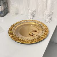 Transparante plastic diepe fruit schaal met gouden glitter, licht luxe retro design, Europese paleisstijl voor bruiloften en hotels.