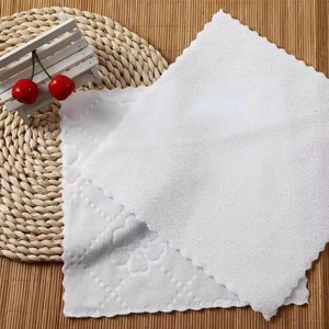 Fazzoletto in microfibra bianco piccolo quadrato usa e getta con <span class=keywords><strong>pizzo</strong></span> goffrato per asilo nido e hotel - Product Image 5