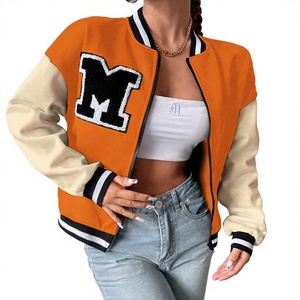 แจ็คเก็ตหนังสีชมพูแบบ Varsity สีดำ ไซส์ M ปักลาย แขนสีเบจ ปิดกระดุมแบบปกปิด สวมใส่สบาย ความยาวปกติ สำหรับทุกเพศ ตกแต่งด้วยผ้าปะติด - Product Image 3