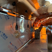 Remorque de restauration rapide vintage en acier inoxydable avec conception à 4 roues résistante à la rouille et machines à snacks