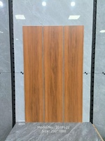 Ubin Lantai Porselen Matte Anti-Selip Tekstur Serat Kayu Terukir 200x1000mm Tahan Gores Mudah Dibersihkan untuk Mal & Hotel