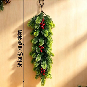 กิ่งสนซีดาร์ประดับคริสต์มาสขนาด 60 ซม. พร้อมผลเบอร์รี่สีแดง ของตกแต่งเข็มสนสำหรับจัดฉากวันหยุด - Product Image 3