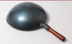 Chảo gang đúc thủ công có tay cầm bằng gỗ, không dính, không phủ lớp chống dính - Product Image 5