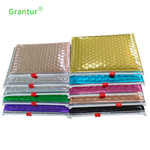 Pochette à Bulles Glamour avec Fermeture Éclair Coulissante – Sac Matelassé Métallique à Fermeture Éclair - Product Image 3