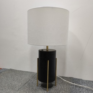 Sheraton by Marriott Guestrorom Presidential <span class=keywords><strong>Suite</strong></span> 1 dormitorio Vista a la ciudad para no fumadores | Lámpara de mesita de noche con pantalla de tambor eléctrico - Product Image 3