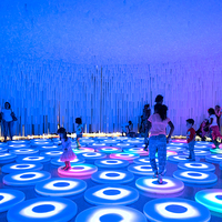 Tuile de course ronde imperméable à l'eau pour l'extérieur Tuile à induction interactive RVB à sept couleurs pour la danse en verre