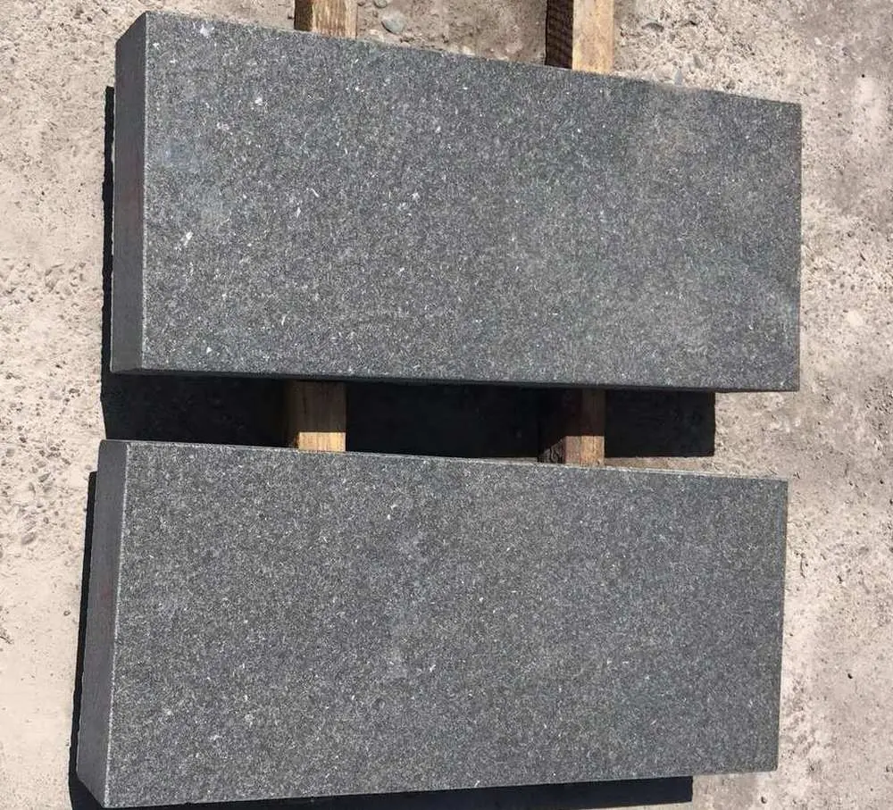 Prix compétitif Granit noir Petit granit noir solide Carreaux de pierre tranchant et meulage