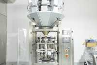 Machine à emballer verticale multifonctionnelle pour le pesage de boulettes de viande saccadées et de nourriture pour animaux de compagnie