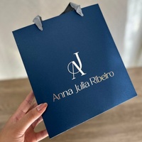 Sac en papier mat bleu marine pour bijoux avec poignée en ruban gris clair, logo personnalisé en feuille d'argent, sac fourre-tout de luxe pour emballage de bijoux