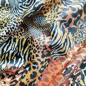 Tissu de doublure en sergé de polyester imprimé patchwork animaux de la <span class=keywords><strong>jungle</strong></span> KUANGHENG pour vestes et costumes, accepte la personnalisation - Product Image 4