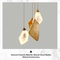 Suspension asymétrique multi-gouttes avec câbles réglables longs et abat-jour en albâtre naturel veiné pour salle à manger de villa