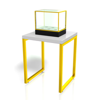 Vitrine en verre sur pied avec cadre en métal jaune, table en acier, plateau blanc, présentoir pour bijoux et montres, stand de vente au détail, showroom personnalisé