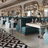 Ensemble de mobilier de restaurant de luxe : banquettes en velours vert sarcelle avec finitions dorées, tables blanches – Idéal pour la restauration fine et moderne (vente en gros)