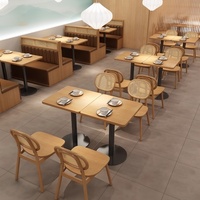 Japanse stijl eettafelset van massief hout met aan de wand gemonteerde banken en fauteuils voor hotel- en restaurantgebruik
