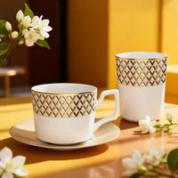 Assiettes à dîner en porcelaine fine de luxe, design géométrique doré, logo fleur à quatre feuilles, vaisselle pour la maison, les hôtels, les banquets