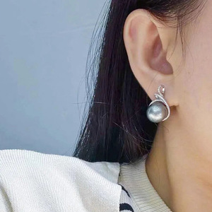 Orecchini a Perno con Perline Grigie per Donne, Design Avvolgente, Eleganti e alla Moda per Uso Quotidiano - Product Image 2