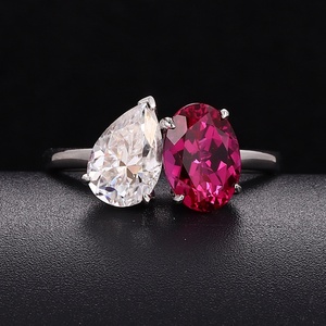 Élégance sur mesure, bague de fiançailles de luxe à double pierre en rubis de laboratoire ovale et moissanite en or blanc 18K 14K, cadeau d'anniversaire pour femme - Product Image 5