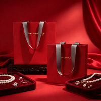 Sacs en papier d'art rouge imprimés sur mesure avec ruban et marquage à chaud, emballage cadeau de luxe pour la promotion des marques de vêtements haut de gamme