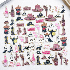 Colgantes <span class=keywords><strong>de</strong></span> aleación <span class=keywords><strong>de</strong></span> metal esmaltado con temática vaquera, <span class=keywords><strong>de</strong></span> caballo, sombrero, bota, herradura, pistola, vino, caza, estilo western y punk, accesorios <span class=keywords><strong>de</strong></span> joyería - Product Image 1