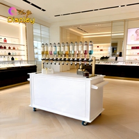 Présentoir de Luxe pour Parfums : Distributeurs Suspendus en Verre, Chariot Mobile, Éclairage LED, Dimensions Personnalisables pour Parfums Haut de Gamme
