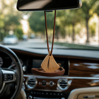 Diffuseur d'huiles essentielles en bois fait main de qualité supérieure en forme de bateau à voile, pendentif désodorisant pour voiture, ornement suspendu, OEM/ODM disponible
