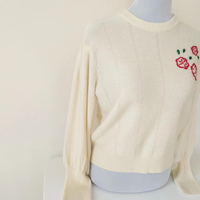 Pull en laine brodé sur mesure pour femmes avec manches lanternes Broderie à la main Pull à col rond cousu.
