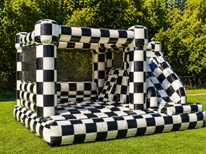 Château gonflable écologique en PVC noir et blanc à carreaux, taille 4x4m, avec motif géométrique moderne pour événements et mariages élégants - Product Image 1