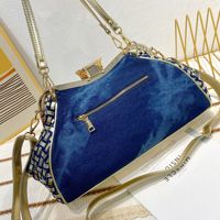 Sac à main en jean bleu de luxe abordable avec fermoir papillon scintillant en strass et bandoulière amovible, sac bandoulière