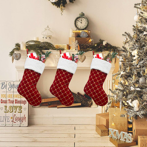 Chaussettes de <span class=keywords><strong>Noël</strong></span> de luxe en gros à motif diamant, chaussettes de <span class=keywords><strong>Noël</strong></span> rouges et blanches à carreaux avec paillettes dorées, décorations suspendues pour <span class=keywords><strong>cheminée</strong></span> - Product Image 3