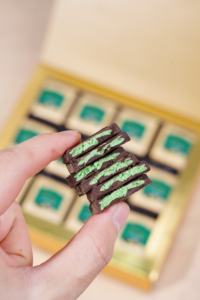 Chocolat noir amer premium solide et fondant à la <span class=keywords><strong>pistache</strong></span>, sandwich aux noix avec garniture au <span class=keywords><strong>sirop</strong></span> 60g KENLAIFU - Product Image 2