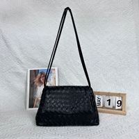 Sac à rabat rétro européen et américain en PU tissé à la main, design minimaliste et polyvalent, sac bandoulière léger pour femme
