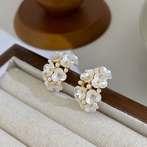 Boucles d'oreilles créoles en forme de fleur avec perles blanches exquises pour femmes, design moderne en forme de C, accessoires de bijoux pour l'oreille - Product Image 1