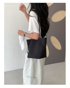 Bolso de mano de nailon para mujer, bolso tipo cubo de gran capacidad, bolso de hombro ligero para mujer - Product Image 6