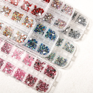 Caja de 12 Rejillas de Accesorios para Uñas Acrílicas, Cristales Grandes AB Blancos y Rojos de Fondo Plano, Diamantes de Imitación Mixtos en Caja - Product Image 4