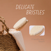 Brosse à cheveux en bois pour bébé à faible MOQ avec poils de chèvre naturels doux pour le traitement des croûtes laitières du nouveau-né et le massage du cuir chevelu