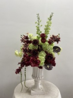 Centre de table floral artificiel couleur bordeaux, arrangement de roses et d'anturiums pour la décoration d'événements de mariage