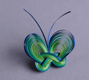 Broche, Pendientes y Pinza para el Cabello de Bambú Hechos a Mano de Primera Calidad, con Diseño de Flor y Mariposa, Impresión UV Verde y Acabado Pulido - Product Image 5