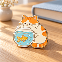 Épinglette en métal émaillé personnalisée, motif chat tigré orange tenant un aquarium, cadeau amusant pour animaux de compagnie, vente en gros pour fabricants et fournisseurs de détail