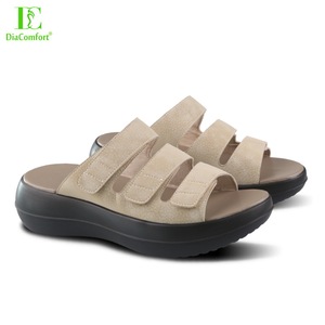Sandales compensées noires décontractées pour hommes, à scratch, rehaussantes, orthopédiques pour diabétiques, de type claquettes, de fabrication OEM - Product Image 6