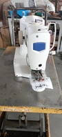 Machine à coudre industrielle programmable à entraînement direct avec coupe-fil pour la pose de boutons sur les vêtements