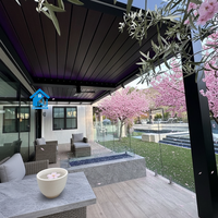 Pergola en aluminium Sweet Home avec murs coulissants en verre, toit rétractable motorisé à lames orientables, auvent imperméable pour patio