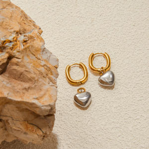 Pendientes de Corazón Gruesos de Dos Tonos con Baño de Oro de 18K para Mujer, Accesorio de Moda en Tendencia, Venta al por Mayor - Product Image 4