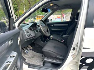Suzuki Swift 1.3L manuelle d'occasion 2012 – Voiture compacte japonaise économe en carburant, véhicule d'occasion abordable pour l'exportation - Product Image 5