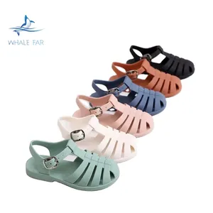 2023 인기있는 패션 로마 스타일 클래식 신발 버클 스트랩 소녀 PVC 여름 키즈 젤리 샌들