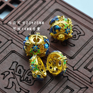 ลูกบอลทองแดงเคลือบลายฉลุ 23x25 มม. พร้อมซองขนาด 14 มม. สำหรับทำสร้อยคอ - Product Image 1
